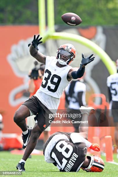 Caleb Biggers of the Cleveland Browns defends a pass intended for Daylen Baldwin during the Cleveland Browns mandatory veteran minicamp at...