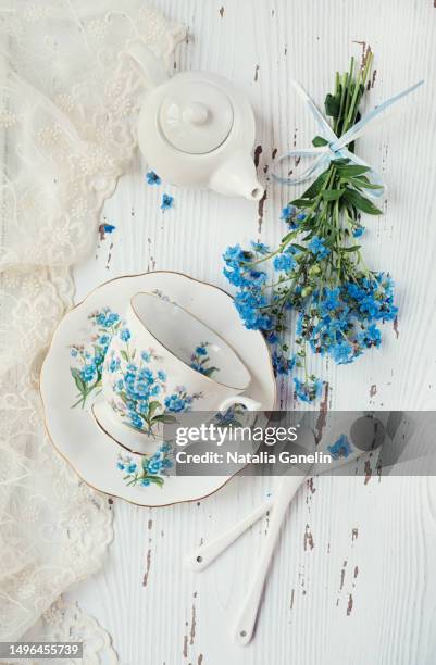 tea with forget-me-nots - tea cup overhead view photos et images de collection