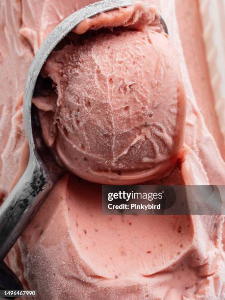 erdbeereis, sorbet, metallschaufel kratzt eis aus der schachtel, erdbeereis mit eisportionierer, eis - ausschöpfen stock-fotos und bilder