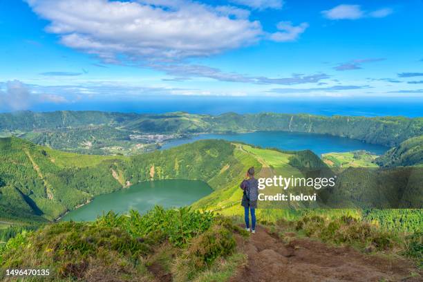 wanderer an der caldera auf der insel são miguel auf den azoren - the azores stock-fotos und bilder