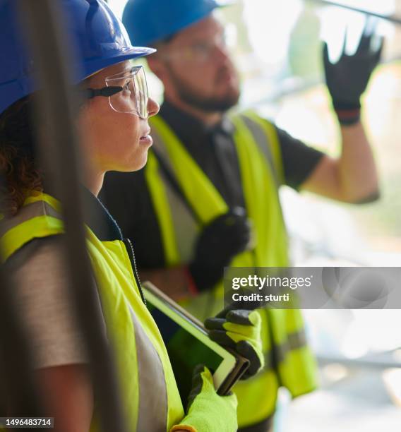 bauunternehmer im gespräch mit dem architekten - bauingenieurwesen stock-fotos und bilder