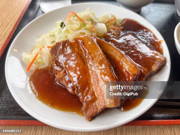 buta kakuni, braised pork belly - schweinebauch stock-fotos und bilder