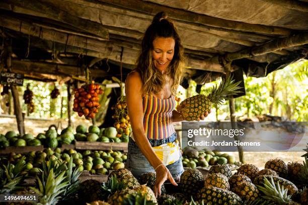 a woman picking out fruit at a fruit stand in costa rica - san josé de costa rica fotografías e imágenes de stock