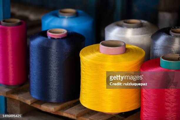 fabricación de bobinas de hilos de poliéster - polyester fotografías e imágenes de stock