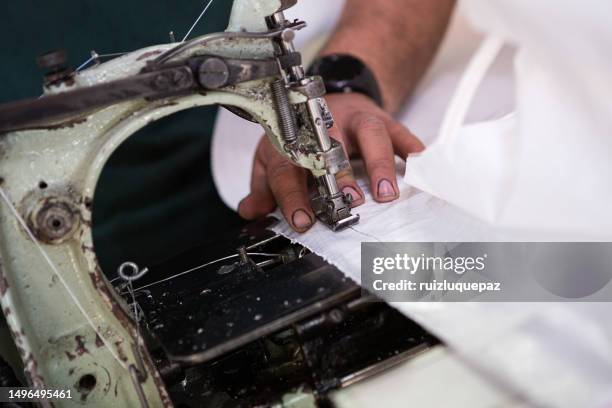 arbeiter näht polypropylentaschen mit einer nähmaschine - sweatshop stock-fotos und bilder