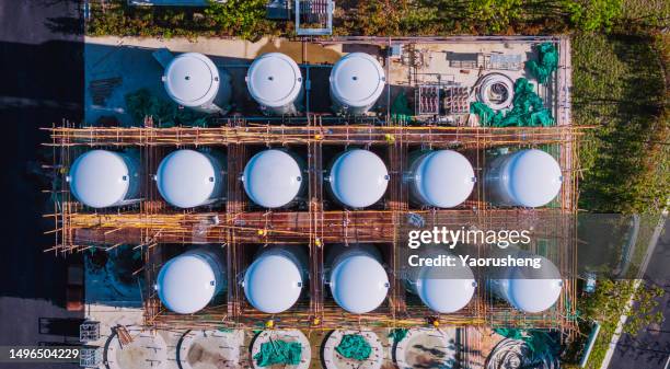 new green hydrogen tank construction site. - matière-combustible photos et images de collection