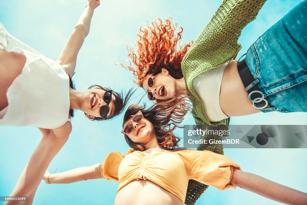 Tres novias divirtiéndose con las manos en alto