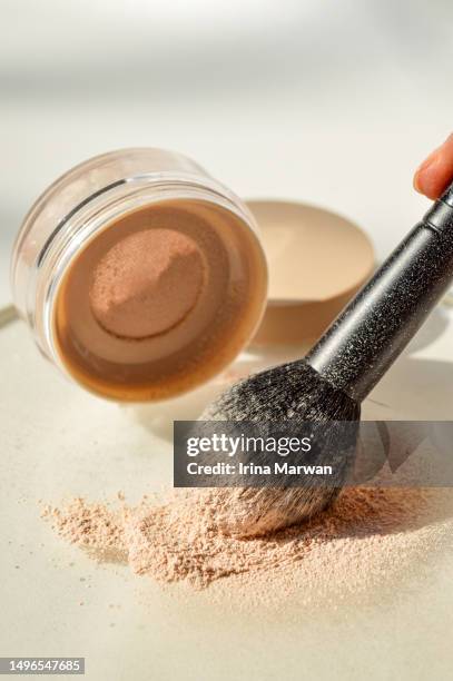 make-up product: loose powder and powder brush - powder foto e immagini stock
