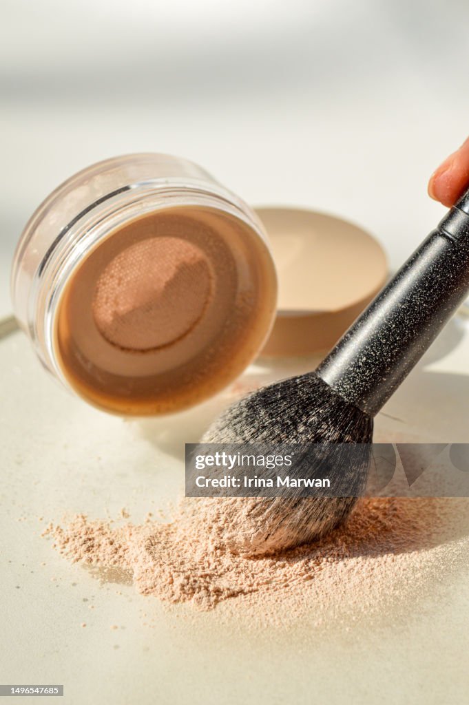 Make-up product: loose powder and powder brush