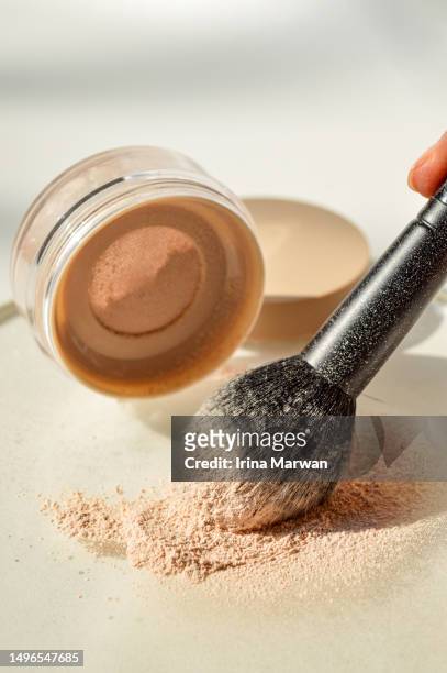 make-up product: loose powder and powder brush - sminkborste bildbanksfoton och bilder