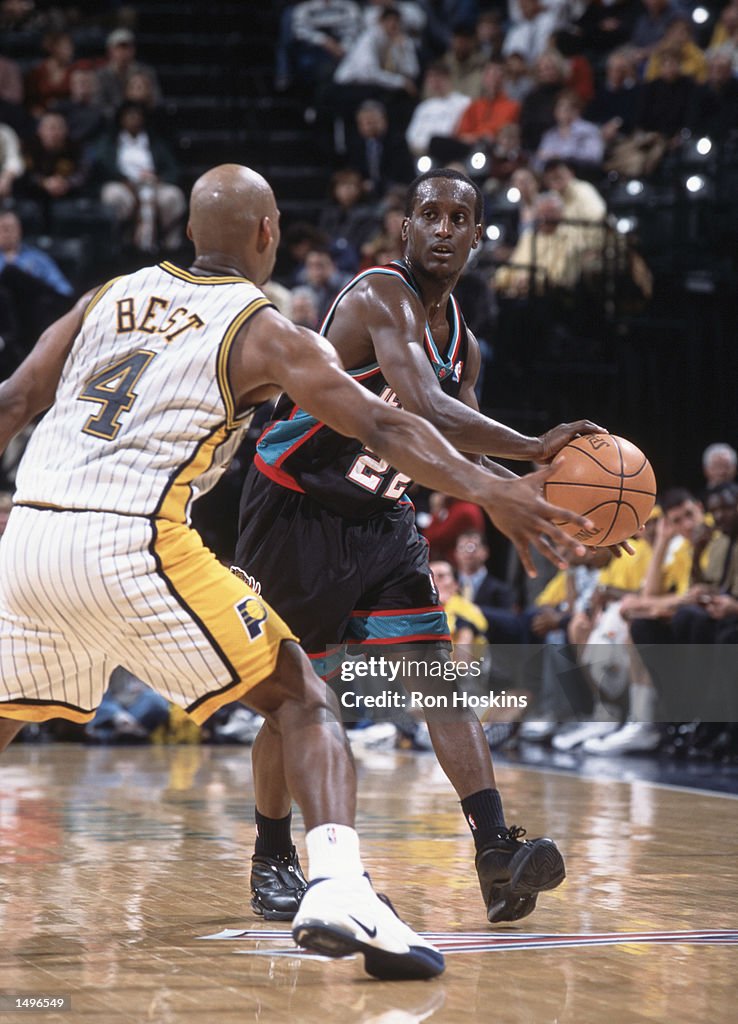 Brevin Knight passes around Travis Best