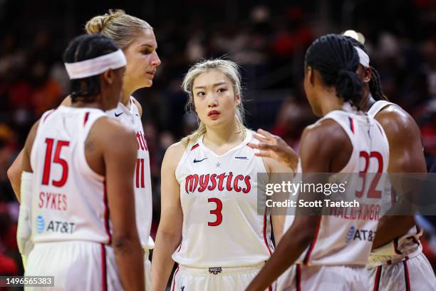 Li Meng, Elena Delle Donne, Brittney Sykes, Shatori Walker-Kimbrough, and Myisha Hines-Allen of the Washington Mystics huddle during the first half...