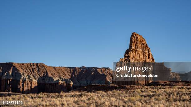 dramatic rock formations, capitol reef national park, utah, usa - capitol reef national park fotografías e imágenes de stock