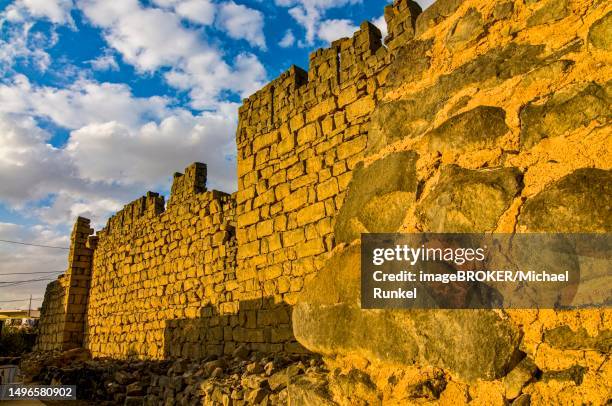 imposing fortress in qasr al-azraq, jordan - qasr al azraq stock pictures, royalty-free photos & images