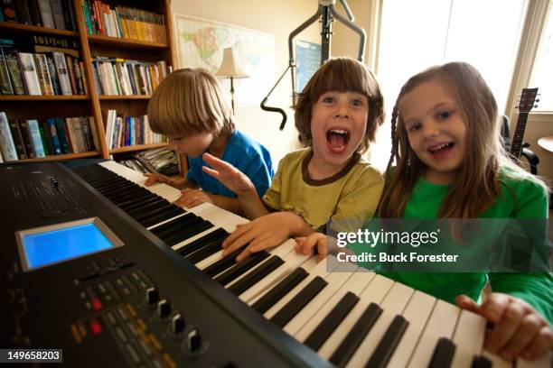 kid musicians - sintetizador imagens e fotografias de stock