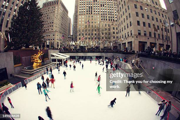 christmas skating - centro rockefeller fotografías e imágenes de stock