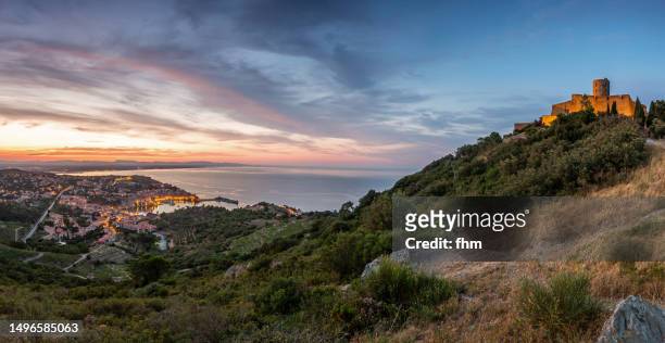 historic village and old castle next to mediterranea sea at sunset (france) - local landmark stock-fotos und bilder