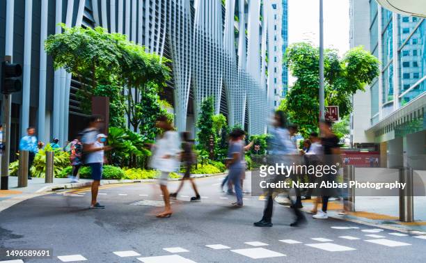 people crossing street in downtown, city view. - singapore people stock-fotos und bilder