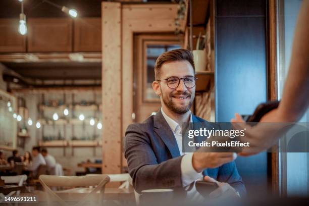 ponlo en mi tarjeta - pagar fotografías e imágenes de stock