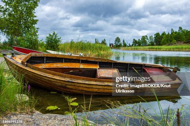 small fishing boat at the edge of the lake, sunnana hamn on lake vaenern near mellerud, dalsland, vaestra goetalands laen, sweden - hamn 個照片及圖片檔