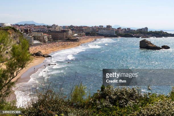 biarritz and bay of biscay with many tourists on the beach (france) - atlantikküste frankreich stock-fotos und bilder