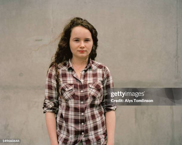 girl standing in front of a wall - 14歳から15歳 ストックフォトと画像