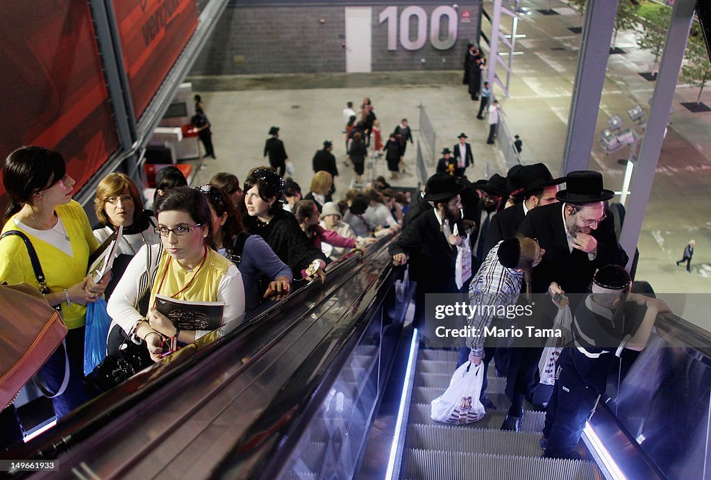 90,000 Celebrate 7 1/2 Years Of Talmud Study At Metlife Stadium