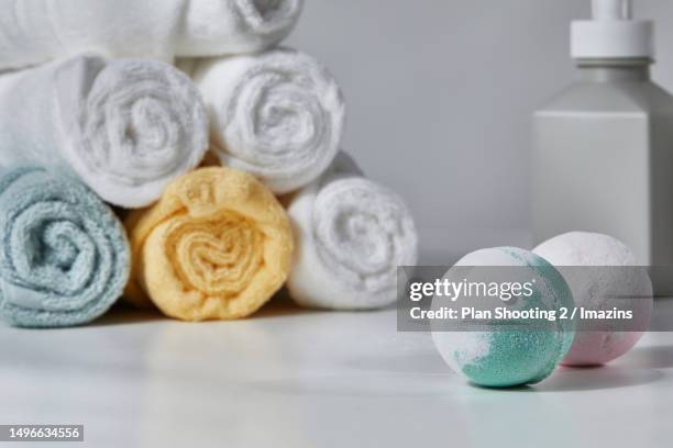 towels, beauty, laundry, toiletries, household items, plastic containers, cosmetics, bath bombs - bath bomb stock pictures, royalty-free photos & images