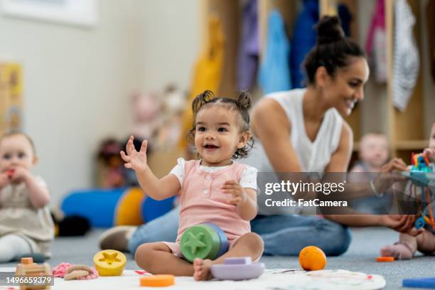 de garde d'enfants pour les enfants - crèche photos et images de collection