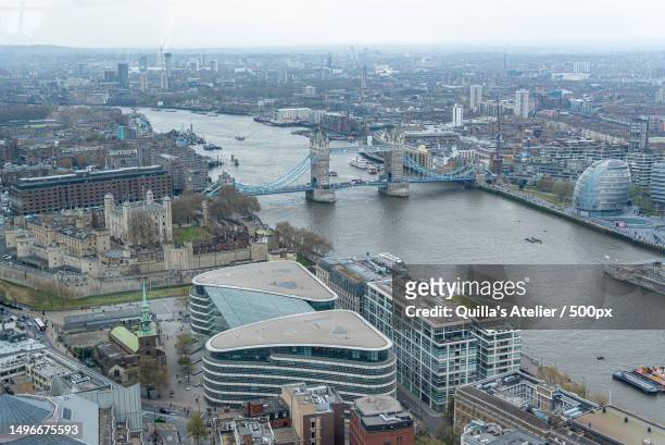 high angle view of river amidst buildings in city,londres,inglaterra,united kingdom,uk - londres inglaterra stockfoto's en -beelden