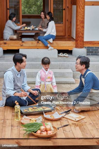 holiday, jeon, holiday food, cooking, south korean food, family, hanok - korean food stockfoto's en -beelden