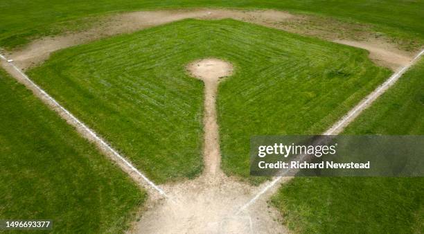 baseball diamond - base equipamento desportivo imagens e fotografias de stock