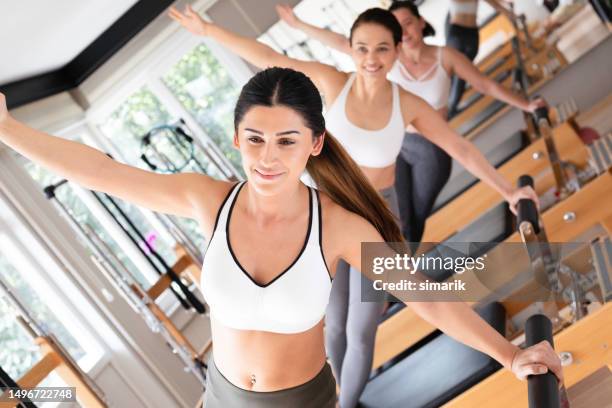 pilates-methode  - reformer stock-fotos und bilder