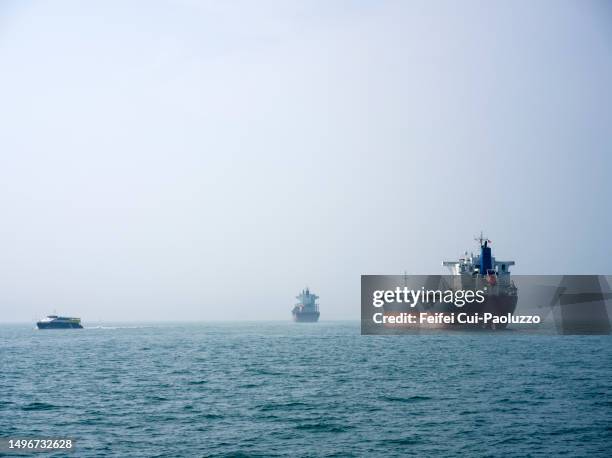 cargo ship near lamma island - mar cinese foto e immagini stock