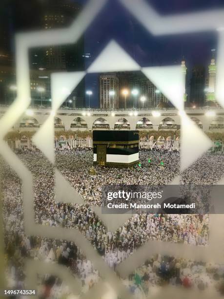 ‎‏pilgrims in al-haram mosque - kaaba ストックフォトと画像