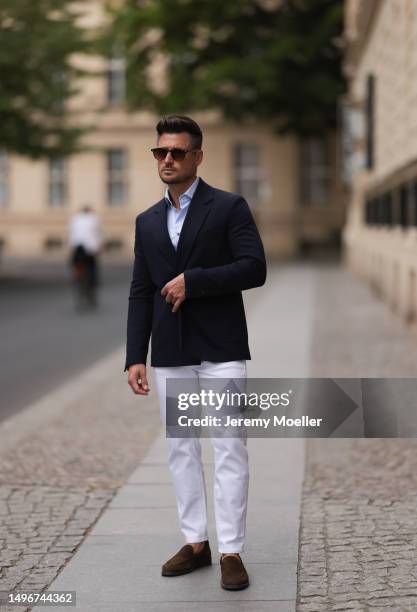 Andre Hellmundt wearing Massimo Dutti brown leather velvet loafer, Massimo Dutti black leather belt, white denim pants, Olymp light blue flanell and...