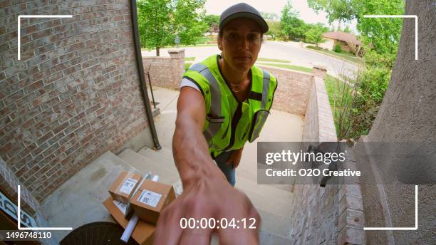 imágenes de la cámara de seguridad del hogar de la entrega de paquetes - timbre de la puerta fotografías e imágenes de stock