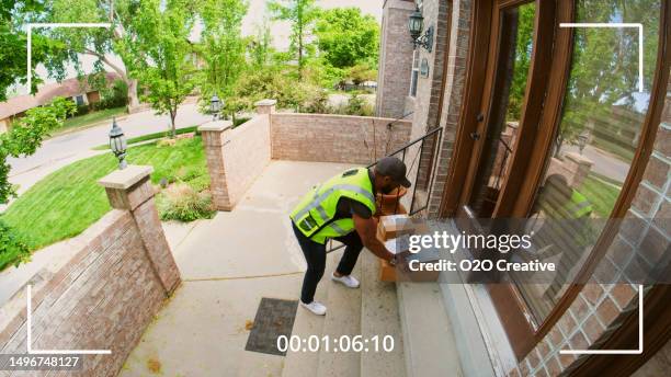 imágenes de la cámara de seguridad del hogar de la entrega de paquetes - punto de vista de una cámara fotografías e imágenes de stock