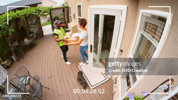 imágenes de la cámara de seguridad del hogar de la entrega de paquetes - punto de vista de una cámara fotografías e imágenes de stock