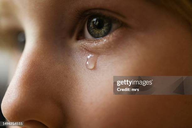 little boy crying - teardrop stockfoto's en -beelden