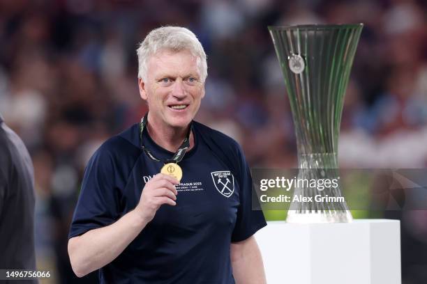 David Moyes, Manager of West Ham United, celebrates with their winners medal after the team's victory during the UEFA Europa Conference League...