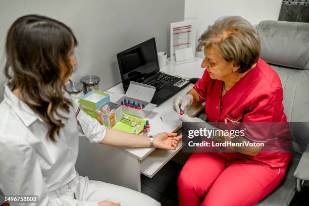 woman having skin allergy test in the medical clinic - allergy doctor stockfoto's en -beelden