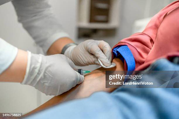 enfermera que toma la muestra de sangre de un paciente - blood donation fotografías e imágenes de stock