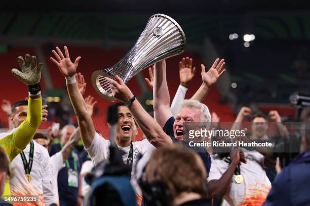 David Moyes, Manager of West Ham United, lifts the UEFA Europa Conference League trophy after the team's victory during the UEFA Europa Conference...