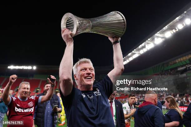 David Moyes, Manager of West Ham United, celebrates with the UEFA Europa Conference League trophy after the team's victory during the UEFA Europa...