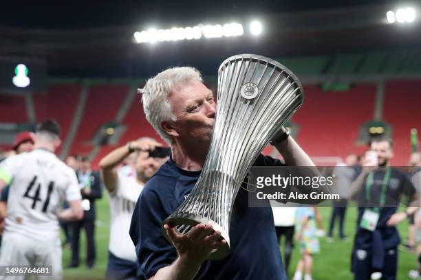David Moyes, Manager of West Ham United, celebrates with the UEFA Europa Conference League trophy after the team's victory during the UEFA Europa...