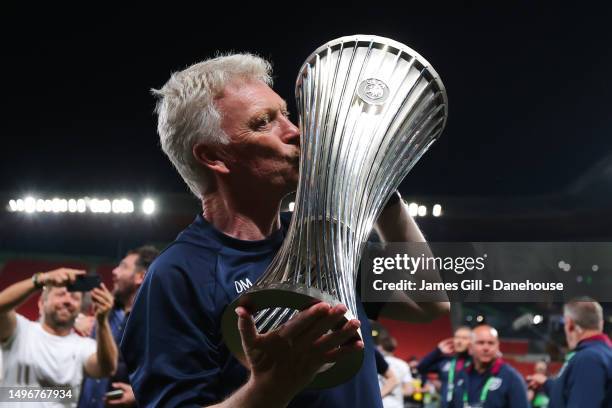 David Moyes, manager of West Ham United, celebrates with the trophy following the UEFA Europa Conference League 2022/23 final match between ACF...