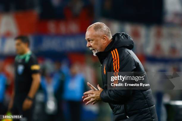 Mano Menezes head coach of Internacional gestures during the Copa CONMEBOL Libertadores 2023 group B match between Nacional and Internacional at Gran...