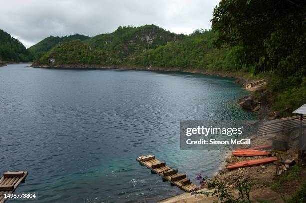 Wooden Rafts And Canoes Moored On The Shore Of Laguna La Canada Parque Nacional Lagunas De Montebello Montebello Lagoons National Park Chiapas Mexico, Foto de stock