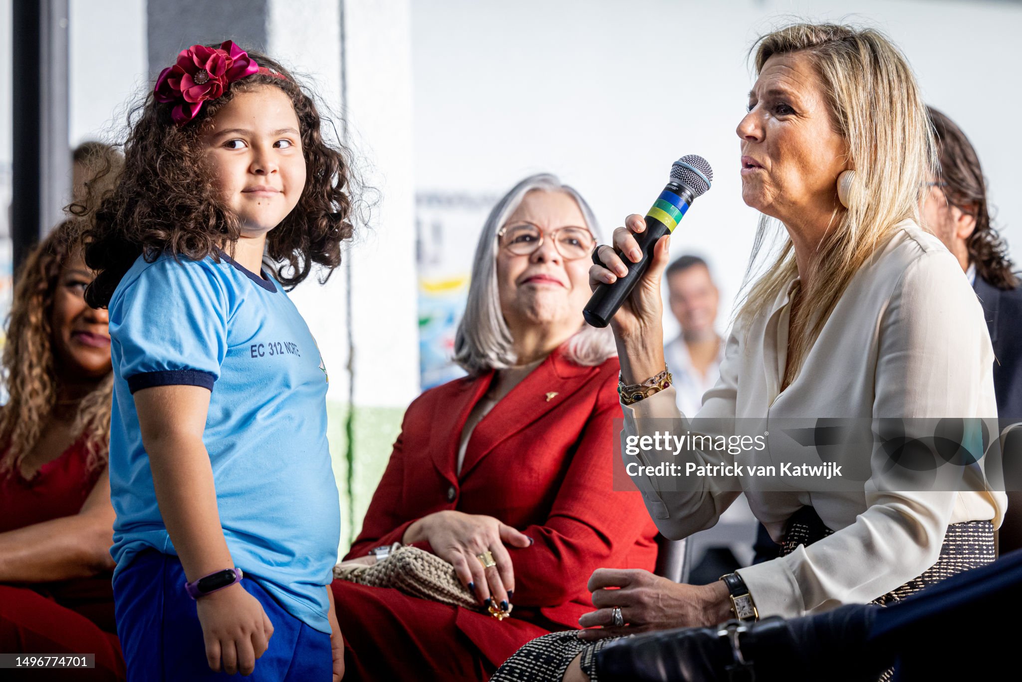 CASA REAL HOLANDESA - Página 93 Queen-maxima-of-the-netherlands-visits-321-norte-school-for-a-financial-education-lesson-on